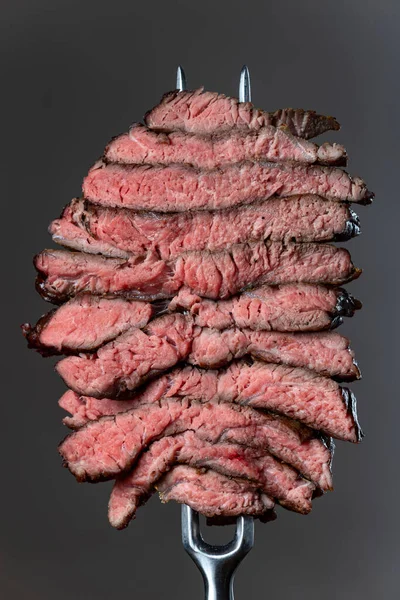 Gri Arka Planda Biftek Dilimleri — Stok fotoğraf