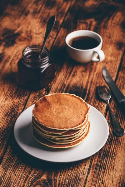 Pfannkuchen Mit Honig Und Schokolade Auf Einem Hölzernen Hintergrund — Stockfoto