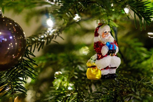 Árvore Natal Com Decorações Fundo Dos Abetos — Fotografia de Stock