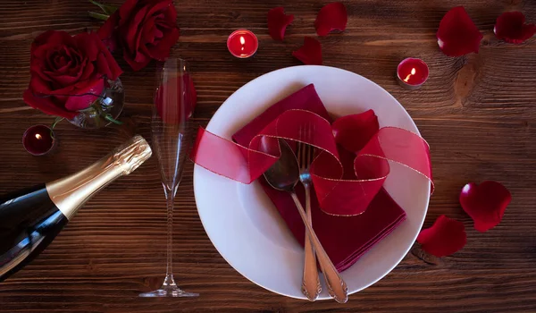 Decoração Romântica Mesa Dia Dos Namorados Com Champanhe Rosas Vermelhas — Fotografia de Stock