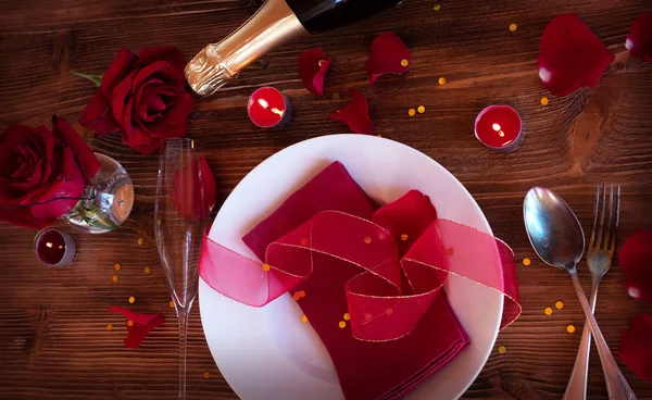 Romantyczne Walentynki Ustawienie Tabeli Szampanem Czerwone Róże Dekoracji Świec Starym — Zdjęcie stockowe