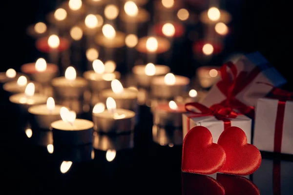 Twee Decoratieve Hartjes Geschenkdozen Brandende Kaarsen Een Zwarte Achtergrond Met — Stockfoto