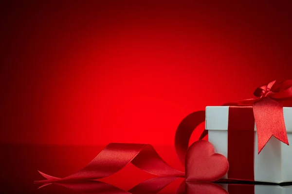 Подарочная Коробка Красное Атласное Сердце Красном Фоне Открытка День Святого — стоковое фото