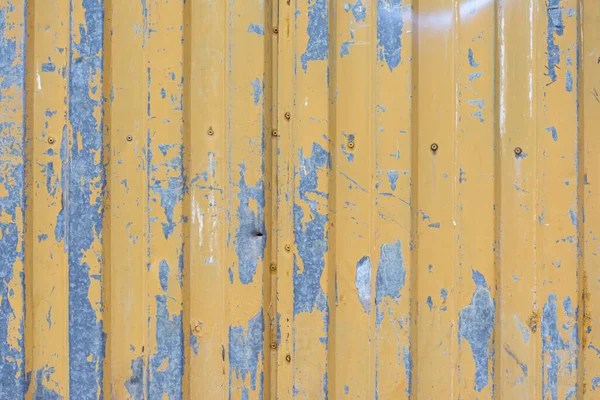 Detail Shot Van Een Oude Gele Golfvormige Metalen Deur Textuur — Stockfoto