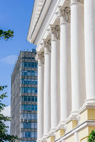 Frente Old Buildig Con Columnas Rascacielos Fondo Alexander Butlerov Instituto — Foto de Stock