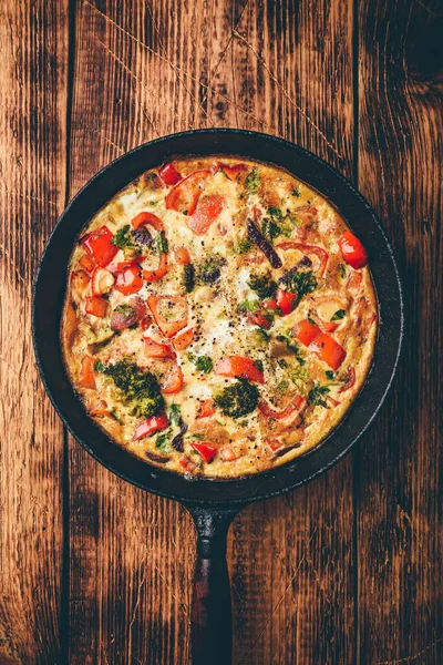 Frittata Vegetal Com Brócolis Pimentão Vermelho Cebola Vermelha Panela Ferro — Fotografia de Stock