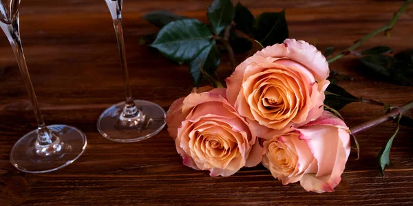 Нежные Розовые Розы Двумя Бокалами Шампанского Темном Винтажном Деревянном Столе — стоковое фото