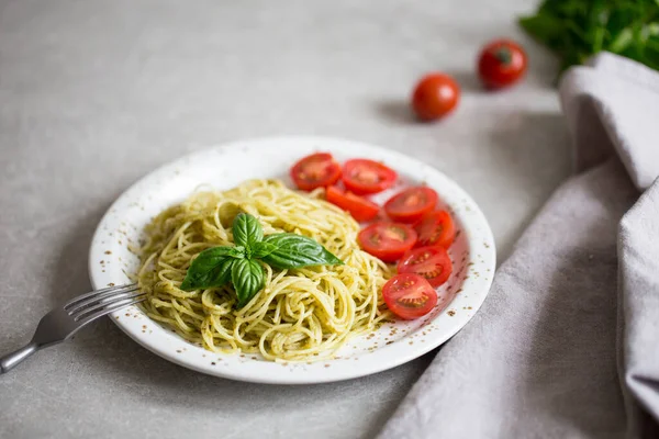 Spaghetti Med Hemlagad Pestosås Basilikablad Och Tomater — Stockfoto