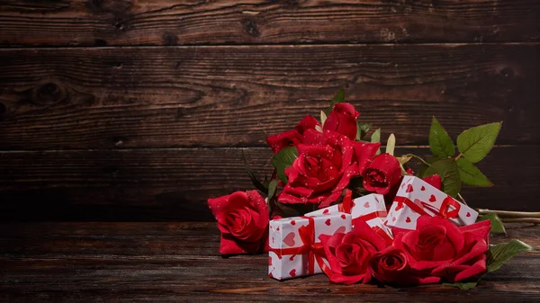 Bukiet Czerwonych Róż Pudełek Ciemnobrązowym Drewnianym Tle Miejsca Ksero Walentynki — Zdjęcie stockowe