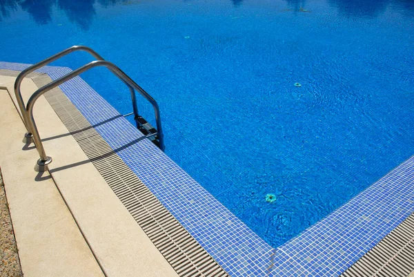 Piscina Com Água Azul — Fotografia de Stock