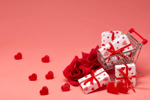 Chariot Achat Avec Coffrets Cadeaux Roses Rouges Coeurs Sur Fond — Photo