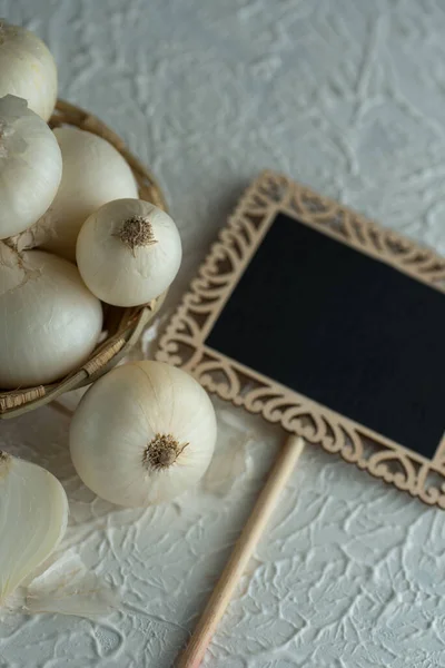 Cebollas Tazón Madera Con Pequeño Tablero Negro Sobre Fondo Texturizado — Foto de Stock