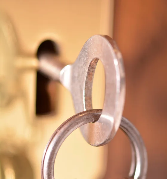 Close Van Een Paar Metalen Toetsen Een Witte Achtergrond — Stockfoto