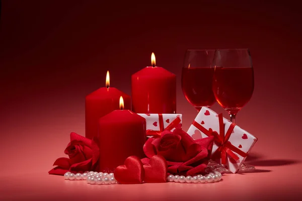 Подарункові Коробки Два Келихи Вином Палаючі Свічки Червоні Троянди Серця — стокове фото