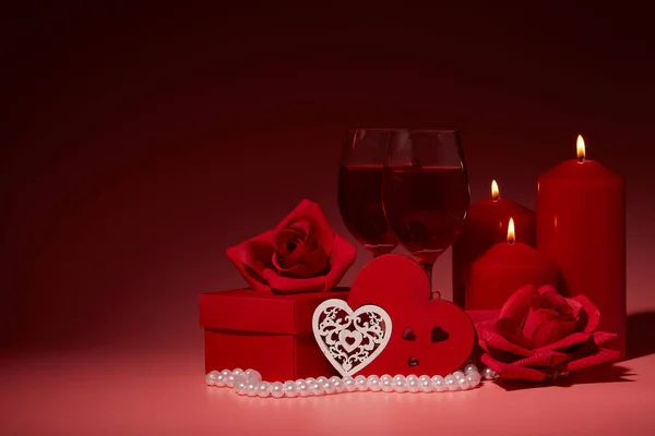 Caixas Presente Dois Copos Com Vinho Velas Acesas Rosas Vermelhas — Fotografia de Stock