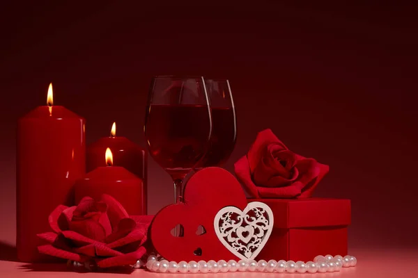 Confezioni Regalo Due Bicchieri Con Vino Candele Accese Rose Rosse — Foto Stock