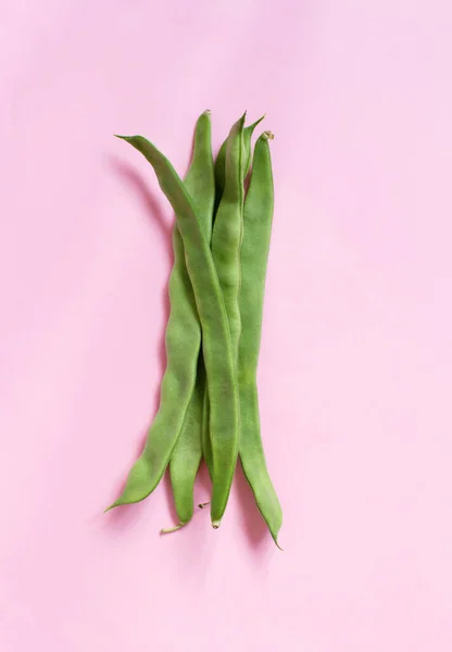 Frische Grüne Bohnen Auf Rosa Hintergrund — Stockfoto