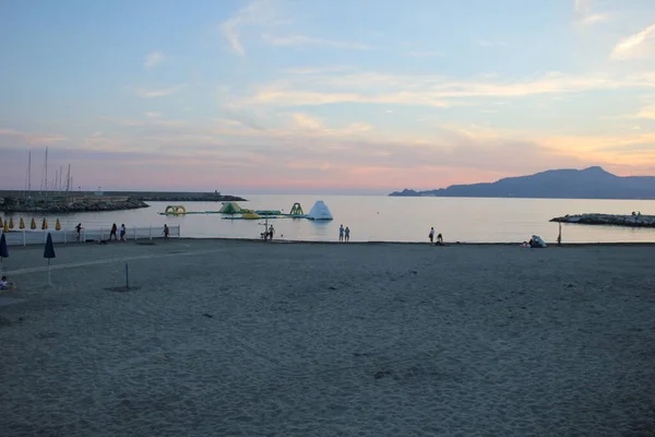 Plaża Chiavari Wieczorem Morze Góry Tle Jeszcze Ostatnim Słońcu Spokojne — Zdjęcie stockowe