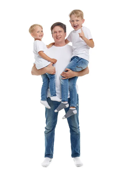 親切な家族 2人の子供を持つ若い男は白い背景に孤立して立っている 幸せな親だ 二人の息子を持つ父 人と家族の概念 — ストック写真