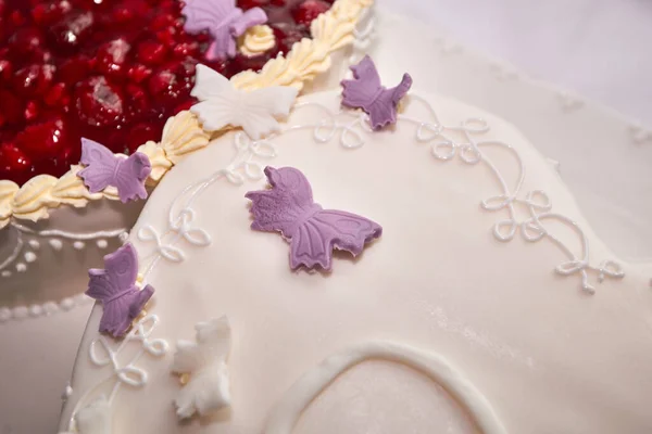 花や装飾が施された美しいクリスマスケーキ — ストック写真