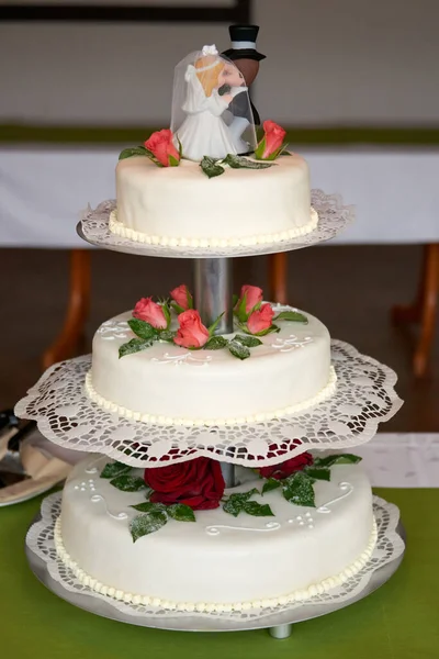 Tort Weselny Białym Czerwonym Aksamitem — Zdjęcie stockowe