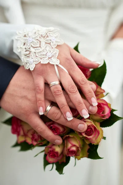 Mãos Uma Noiva Noivo Com Anéis Casamento — Fotografia de Stock