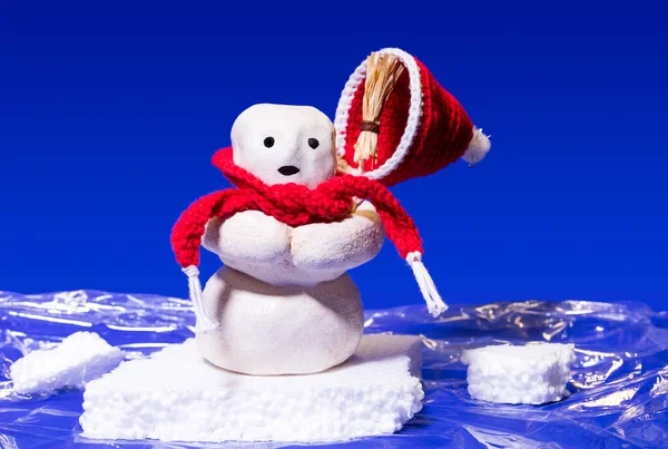 Egy Hóember Piros Sállal Egy Kis Jégtáblán Tengerben Bobble Kalap — Stock Fotó