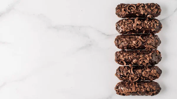 Набор Самодельных Эклеров Шоколадом Мраморном Фоне Топ Вид Вкусных Здоровых — стоковое фото