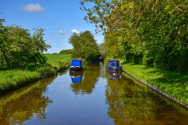 Malerischer Kanalblick Mit Sich Näherndem Schmalboot Auf Dem Llangollen Kanal — Stockfoto