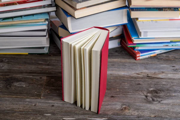 Jedna Kniha Před Hromadami Různých Knih Dřevěném Stole — Stock fotografie