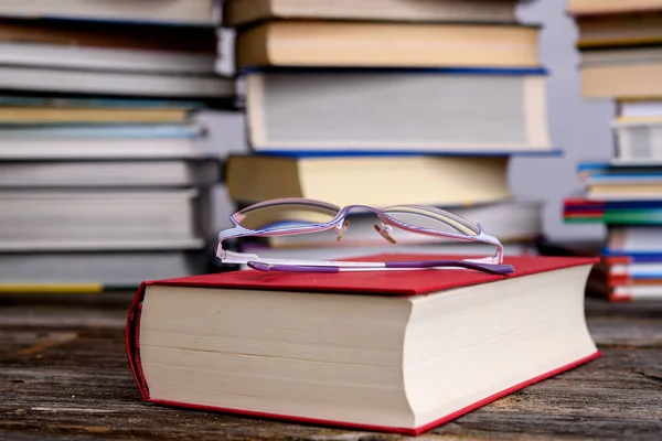 Libro Gafas Lectura Delante Montones Diferentes Libros Sobre Mesa Madera — Foto de Stock