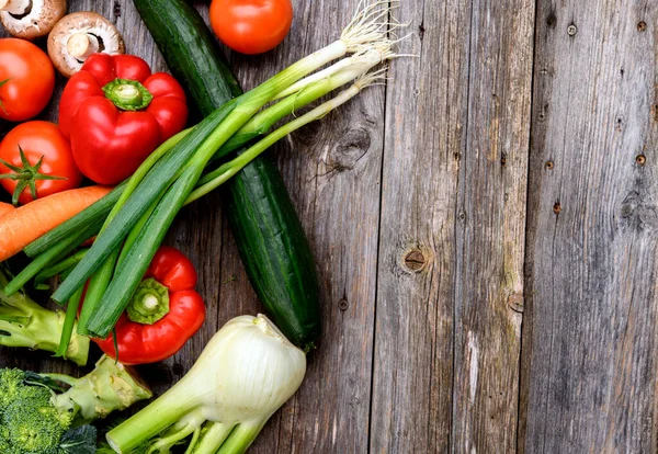 Sayuran Segar Dan Herbal Pada Latar Belakang Kayu — Stok Foto