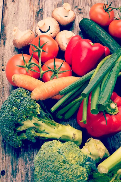Frisches Gemüse Und Obst Auf Holzgrund — Stockfoto