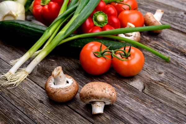 Frisches Gemüse Und Kräuter Auf Hölzernem Hintergrund — Stockfoto