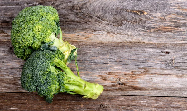 Frisk Grøn Broccoli Træbaggrund - Stock-foto