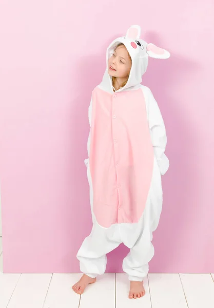 Jolie Fille Blonde Avec Costume Lapin Confortable Pose Dans Studio — Photo