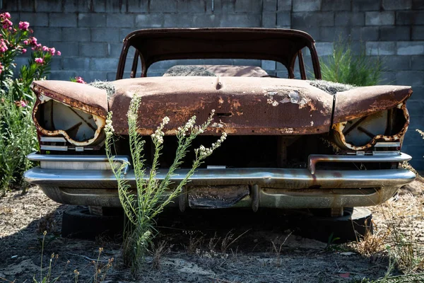 Старый Ржавый Автомобиль Поле — стоковое фото