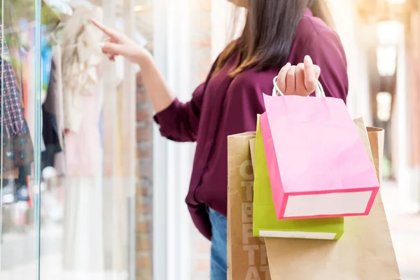 Mujer Consumismo Sosteniendo Muchas Bolsas Compra Boutiqueafter Moda Compra Regalos —  Fotos de Stock