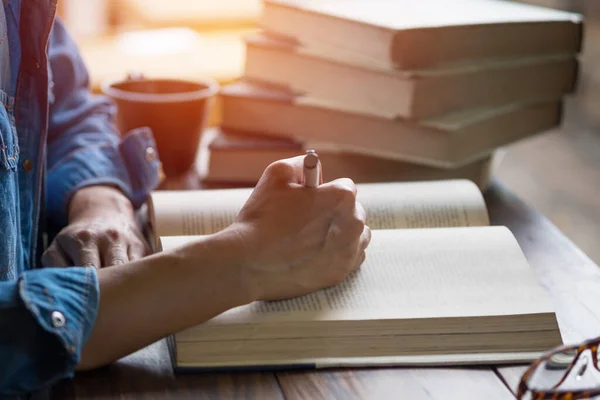 Close Van Handen Van Een Man Met Een Boek Een — Stockfoto