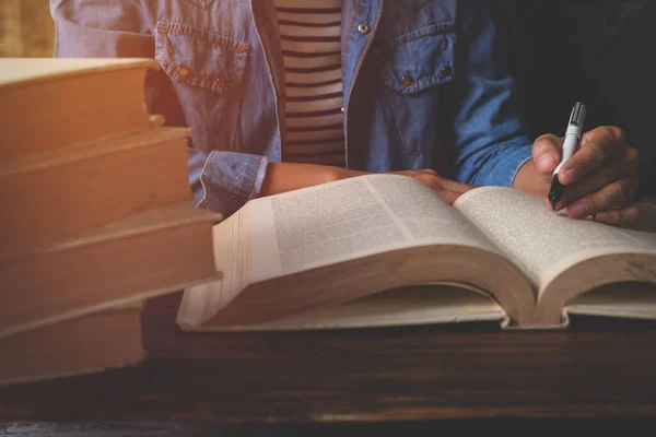 Een Man Die Een Boek Leest Een Bibliotheek — Stockfoto