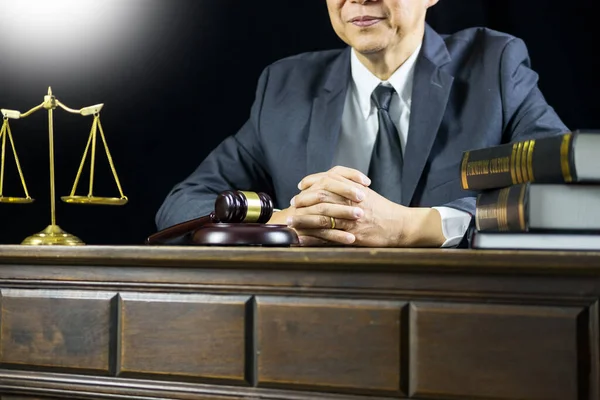 正義と法の概念 ドキュメント 弁護士裁判所裁判官の正義の小槌法的法律概念で木製のテーブルを扱っている法廷で男性の裁判官 — ストック写真