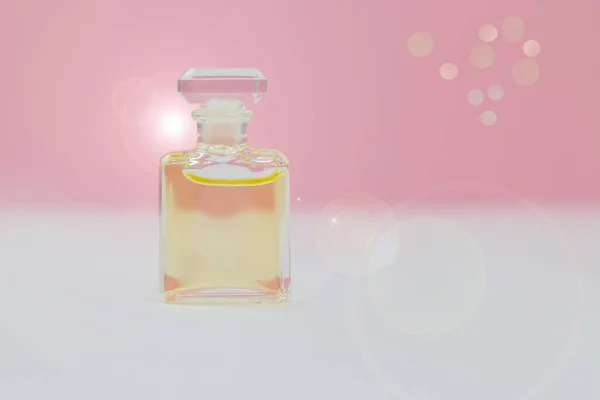 Pembe Arka Planlı Parfüm Şişesi — Stok fotoğraf