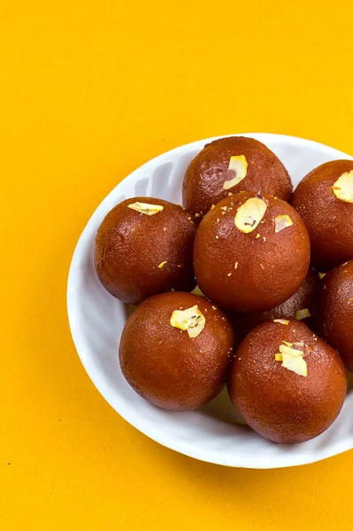 Ινδικό Επιδόρπιο Γλυκό Πιάτο Gulab Jamun Λευκό Μπολ Κίτρινο Φόντο — Φωτογραφία Αρχείου