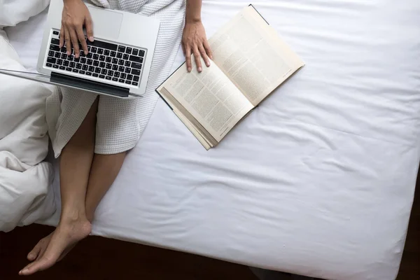 Hermosa Mujer Joven Cama Mientras Revisa Computadora Portátil Casa — Foto de Stock