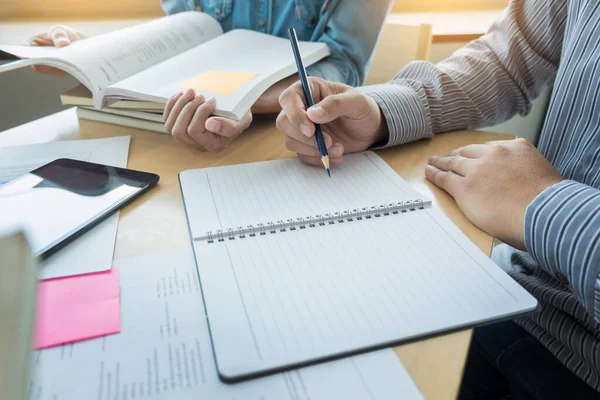 Unga Studenter Campus Hjälper Vän Ikapp Och Lärande Handledning Människor — Stockfoto