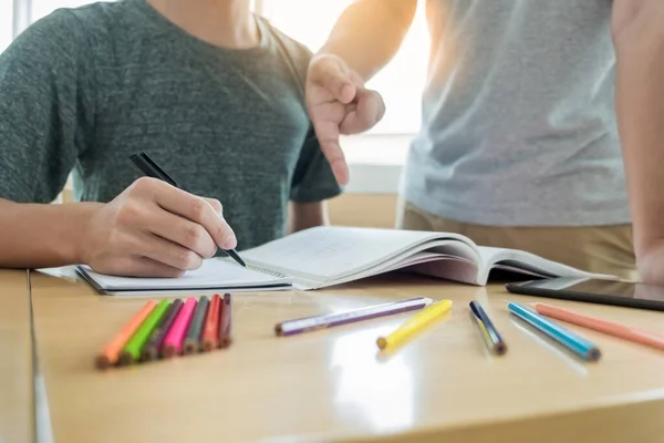 Młodzi Studenci Kampusu Pomagają Przyjacielowi Nadrabiać Zaległości Uczyć Się Korepetycji — Zdjęcie stockowe