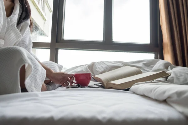 Foto Suave Mujer Cama Con Libro Viejo Taza Café Espacio — Foto de Stock