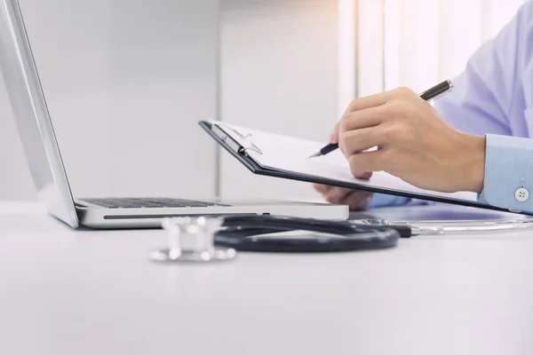 Mano Del Doctor Que Trabaja Usando Escritura Pluma Llena Formulario —  Fotos de Stock