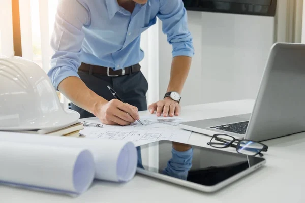 Plan Dibujo Mano Ingeniero Persona Impresión Azul Con Equipo Arquitecto — Foto de Stock