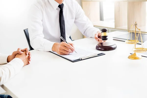 Geschäftsleute Und Anwälte Diskutieren Tisch Über Vertragspapiere Konzepte Des Rechts — Stockfoto